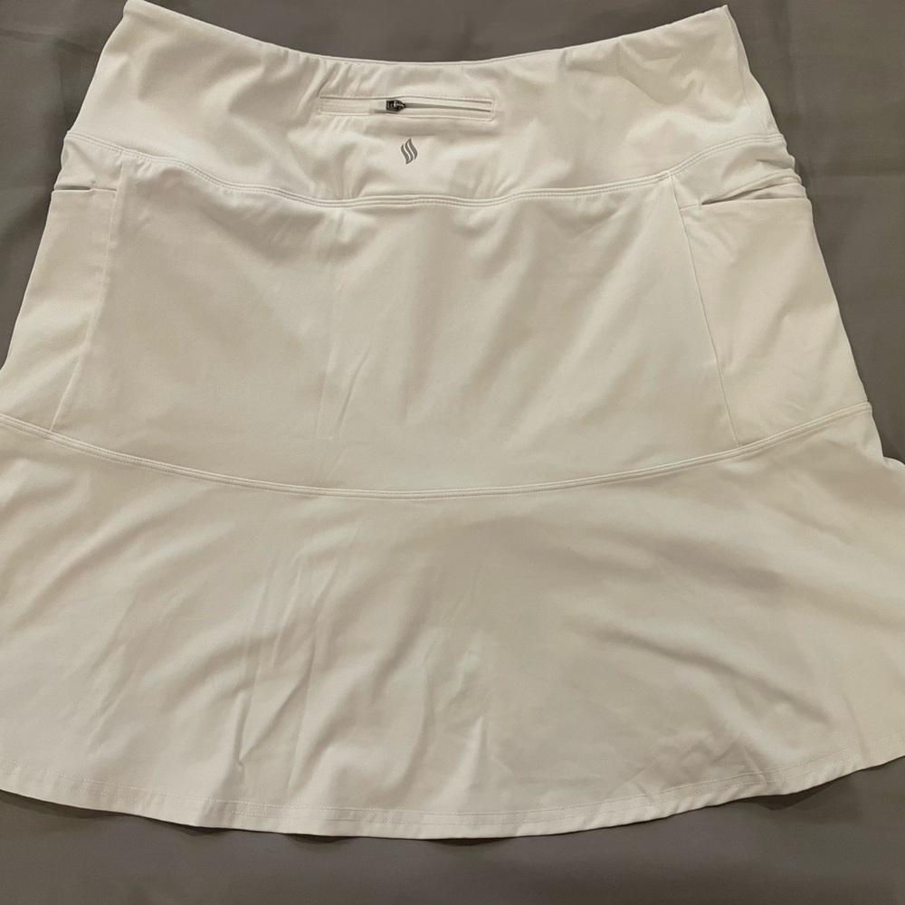 White skort Santiny 19” golf skort. Zipper pockets, high waist